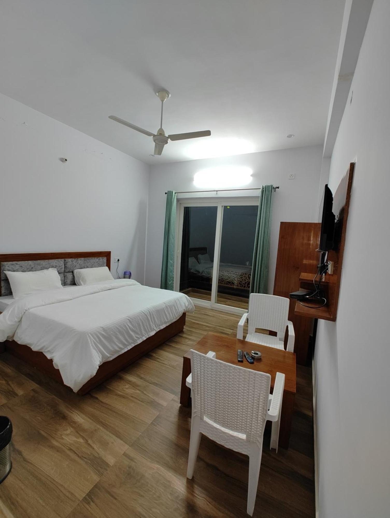 Hotel Anantam Residency Uttarkāshi Værelse billede